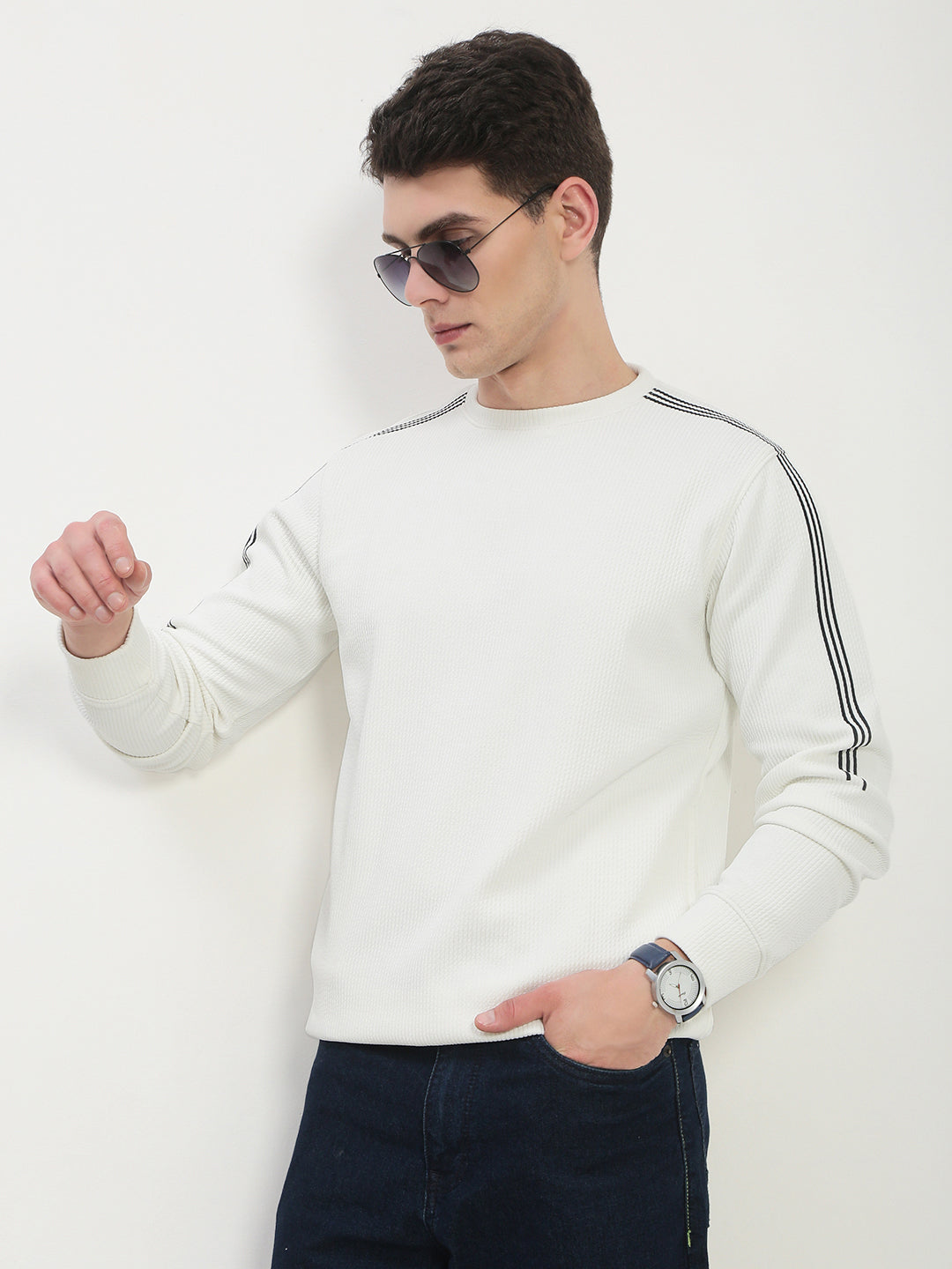 Men's White Solid Round Neck Pullover Sweatshirt